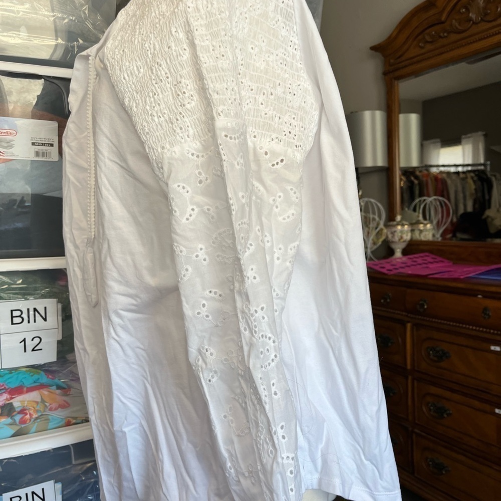Eyelet Bouse - Picture 9 of 11